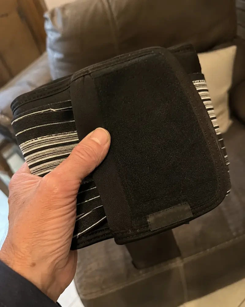 Detail zpracování bederního pásu v ruce