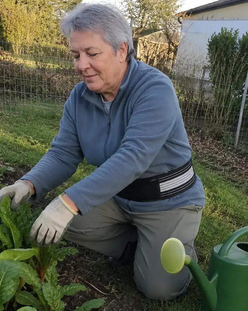Zdeňka pracuje na zahradě s bederním pásem