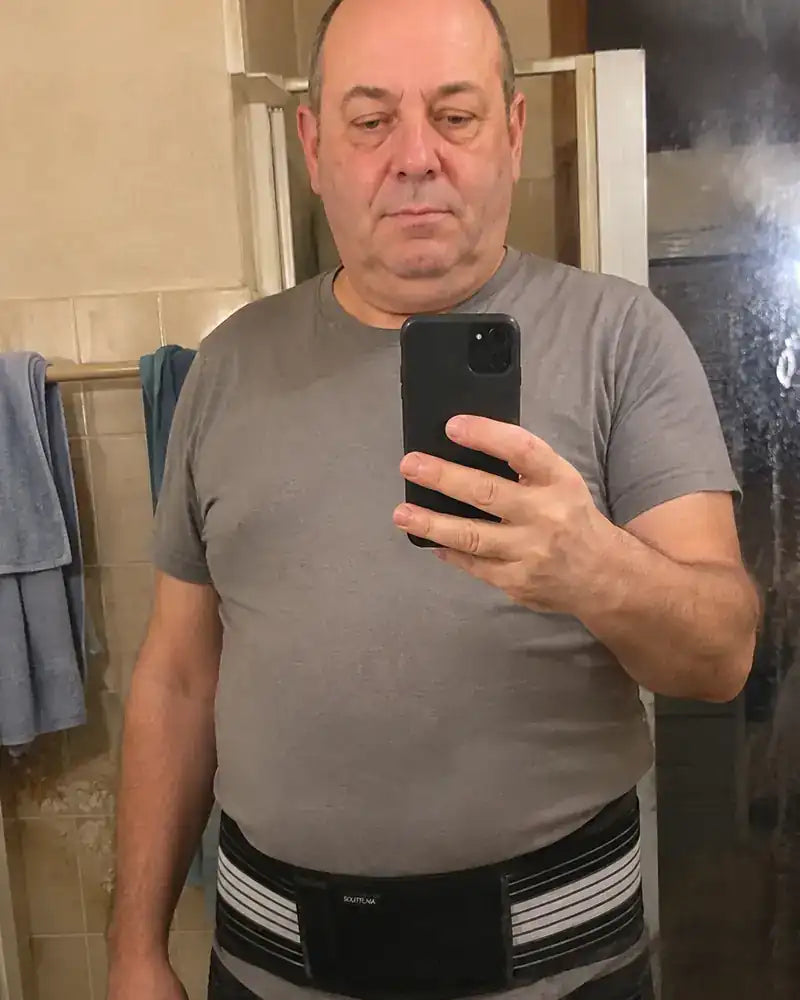 Miroslav nosí bederní pás doma